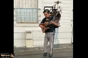 آواز خیابانی؛ ببینید این آقا از خودش چی آویزون کرده و خفن آهنگ میزنه فقط رقص پاهاش