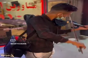 آواز خیابانی؛ پسره چنان پرطرفدار ساز زد که مغازه دارا ریختن سرش بهش پول بدن