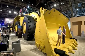 ماشین های پهن پیکر؛ این بزرگ ترین لودر دنیاس که یه کامیون 18 چرخ تو بیلش جا میشه