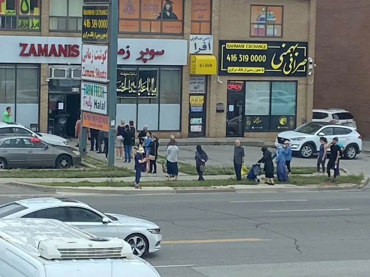 (عکس) با شلوارک در صف نذری در تورنتو!
