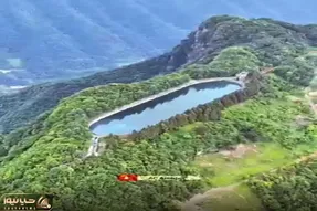 معماری خلاقانه؛ چین بالا کوه استخر ساخته لوله کشی کرده برا اینه جمعیتش آب کم نمیاره