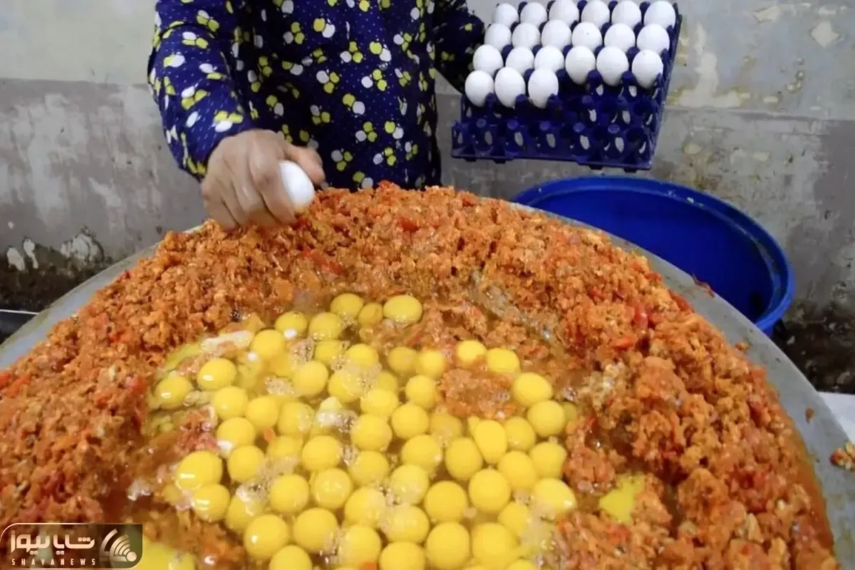 غذای خیابانی؛ ببینید پختن ابر املت با 240 تخم مرغ کنار جاده چه پر طرفداره