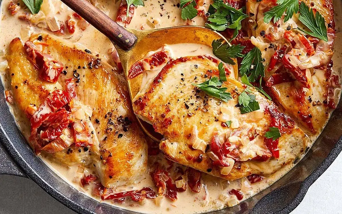 طرز پخت کتلت مرغ با سس خامه ای گوجه فرنگی