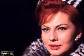 سفر به ایام قدیم سال 1369؛ ثریا پهلوی در حال پاریس گردی وقتی نزدیک 60 بود