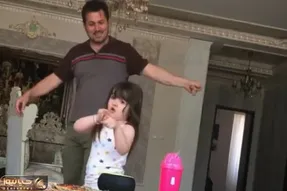 آواز شاد؛ دختر باباشو ترغیب کرده باهاش برقصه چشمات قلبی میشه با رقصشون