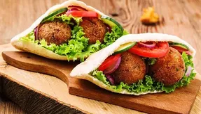 بهترین روش‌های تهیه فلافل و سوسیس بندری خانگی