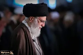 (ویدیو) اقامه نماز رهبر انقلاب بر پیکر رئیس جمهور و همراهان
