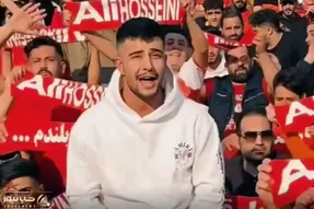 آواز شاد؛ رقص و آواز طرفداران پرسپولیس با آهنگ یار قد بلندم تو ورزشگاه فقط پیرمرده رو