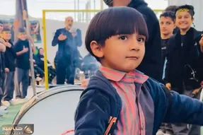 آواز محلی؛ بچه از ترس امتحان با موهای مدل قارچی داره عزاداری میکنه