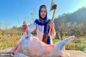غذای غول پیکر ؛ خانوم آشپز یه بره رو که از خودش گنده تره رو قصابی می کنه و آبدار میپزه