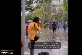آواز احساسی؛ این مرد زیر بارون تو خیابون رشت با سازدهنی آهنگ آنشرلی رو نواخت و دل برد