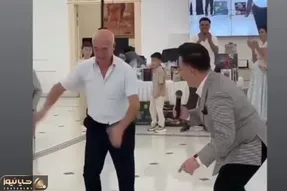 آواز شاد؛ پیرمرد سیم هاش قاطی شده آفتاب بالانس میزنه و چه رقص تکنویی میره