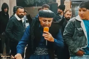 آواز شاد؛ خواننده به ولتاژ 100000واتی وصل چه با لرزش آهنگ سیارمو میگردم رو میخونه