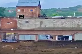 معماری طبیعت؛ بین مردم اینور رودخونه و اونور یه خونه فاصله بود که سیل کامل از جا کندش