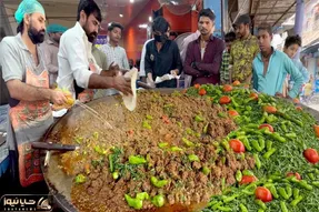 غذای خیابانی؛ خوراک گوشت چرب و چیلو پر فلفل این آشپز پاکستانی که روغن ازش چکه میکنه