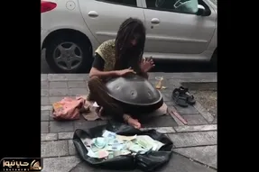 آواز خیابانی؛ ببینید آقاهه که ساز هنگ درام میزنه چه موهای بلند خفن بافته شده ای داره!