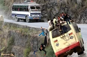 دست فرمون های پرشگفت؛ عقب اتوبوس توی پرتگاهه سرش تو جاده حالا ببینید مهارت راننده رو