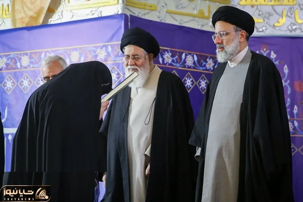 (عکس) وداع سوزناک همسر شهید رئیسی و علم الهدی با پیکر رئیس جمهور