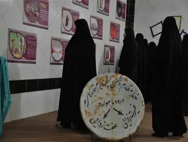 (عکس) نمایشگاه تهاجم فرهنگی با سنگ زدن به یوتیوب!