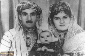 آواز محلی؛ دختر حسن زیرک با لباس محلی رفته سرمزار ماموستا اشک میریزه با آهنگش