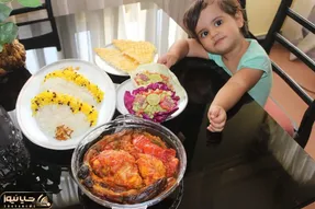 آشپزی حرفه ای؛ طرز تهیه مسمای مرغ و بادمجان / ترفند طلایی گرفتن بوی زهم مرغ