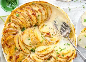 طرز تهیه سیب زمینی پنیری؛ خوشمزه ای که انگشتاتم باهاش می خوری!!