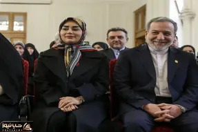 سید عباس عراقچی در چایخانه حرم امام رضا در حال چایی ریختن