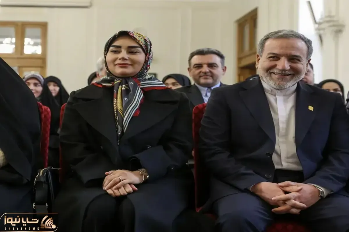 سید عباس عراقچی در چایخانه حرم امام رضا در حال چایی ریختن