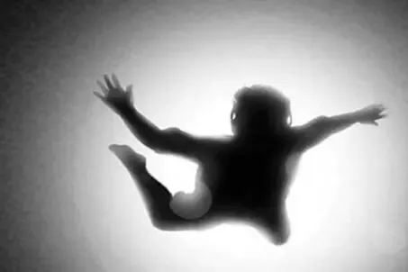 (ویدئو) لحظه بعد از خودکشی دختر بابلی ؛ انتقال جسد دختر 14 و 15