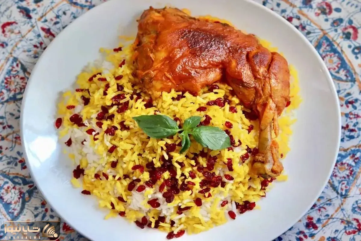 آموزش آشپزی؛ زرشک پلو با مرغ مجلسی + ترفند طلایی گرفتن بوی زهم مرغ