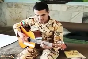 آواز جگرسوز؛ سربازه یواشکی سازشو از رفیقش گرفت شروع کرد خوندن واسه عشق خوشگلش
