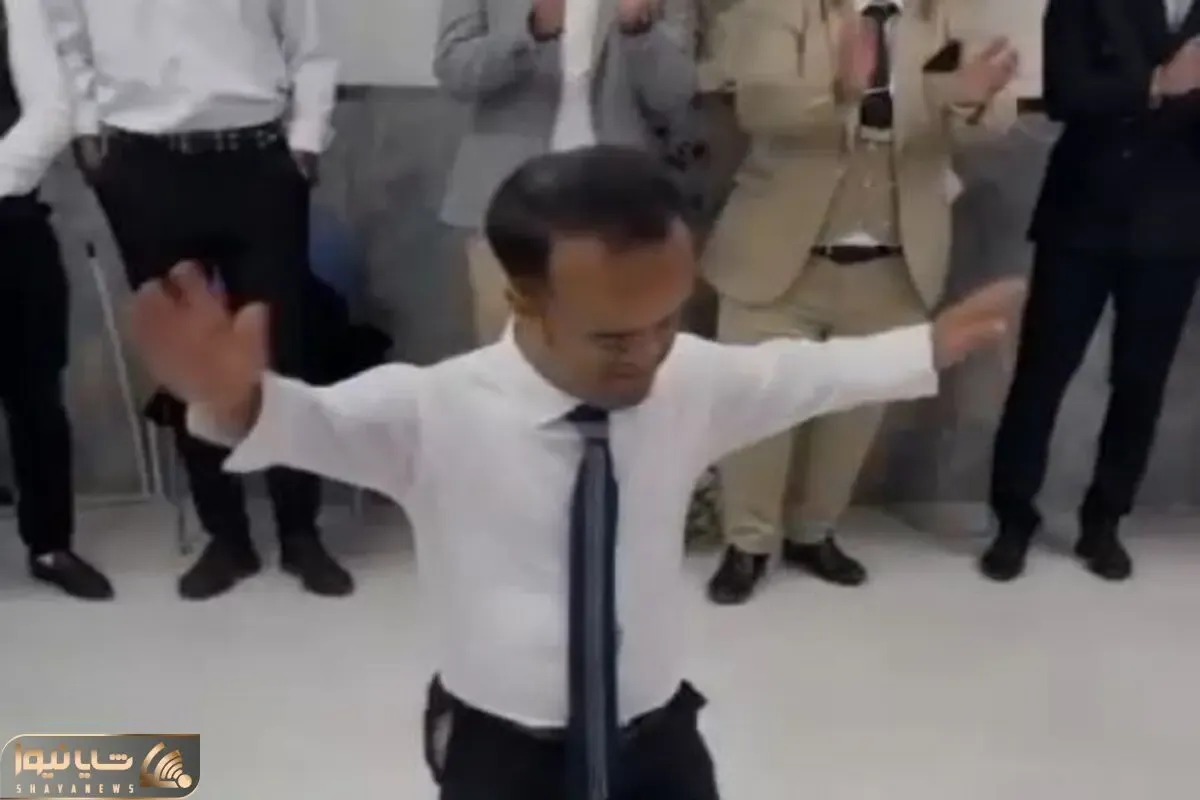 آواز شاد؛ این آقا با قد وقامت ریزه و میزش ببینید چه طوفانی میکنه وسط تالار
