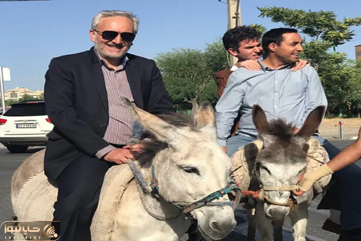 سکانس خندان؛ وسط خیابان سوار خر شدن و به الاغه میگن حیوان چهار راه مراقب باش
