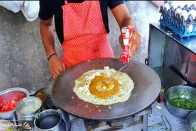غذای خیابانی؛ ببینید این آقای خلاق کنار جاده با تخم مرغ چه طعام جذابی میده به ملت