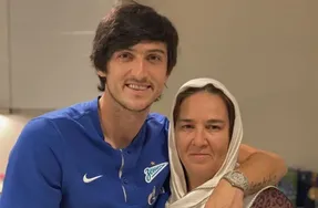 ویدیو عجیب سردار آزمون ؛ مادرش پاهاش رو میشوره!