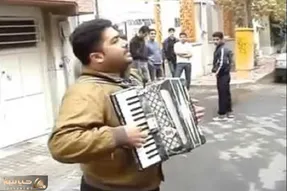 آواز خیابانی؛ مرده پای هر ساختمون لحظه خداحافظیو با آکاردئون میخونه شاباش بارون میشه