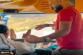 آواز شاد؛ پسره تو اتوبوس برا راننده میرقصه شوفر فرمونو ول کرد براش دست زد همه ترسیدن
