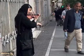 مطربی خیابانی؛ مگه میشه شاهکار نوازندگی این خانم رو دید و بی تفاوت از کنارش رد شد