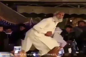 آواز شاد؛ پیرمرد شنگول با قدقد مرغ جوری رقصیدا عزرائیل قراردادشو تمدید کرد نمیره حیفه