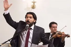 آواز پر هیجان؛ حامد بهداد با شور و حرارت میخونه جهان و کار جهان جمله هیچ است
