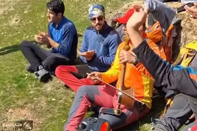 آواز محلی؛ بر و بکس رفتن کوه جمعشون جمع چه با ذوق و سرخوش میزنن و میخونن هوایی میشی