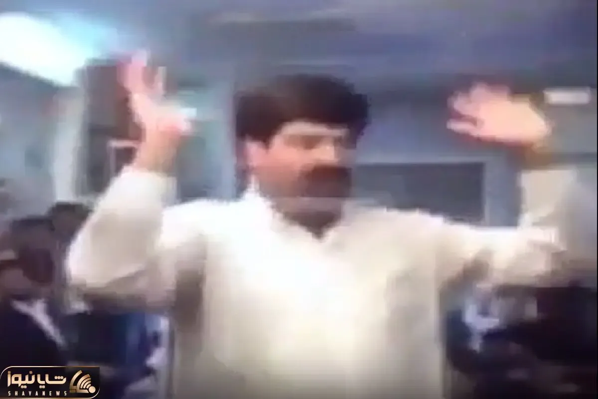 آواز شاد؛ مرد پیرهن سفید تو عروسی مثل پنکه سقفی کنده شده و افتاده رقصید دستاش بیقرارن