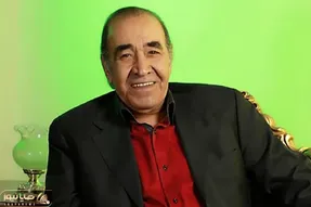 آواز بهشتی؛ این آقا با ایرج خواجه امیری قدم زنان آهنگ تا که تورا ببینم رو خوند