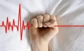 تلاش چندباره یک زن برای خودکشی روی ریل قطار + (ویدئو)
