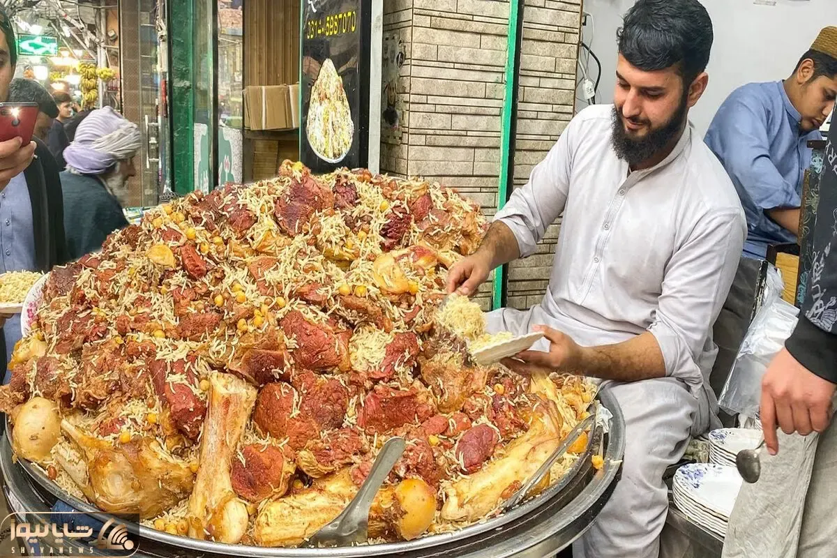 غذای خیابانی؛ کوه عظیمی از طلایی پلو مخصوص پاکستان که گوشه پیاده رو طبخ و سرو میشه