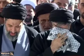 صحنه جگرسوز| گریه های دردناک فرزندان رهبر شهید انقلاب با دیدن پیکر پدرشان