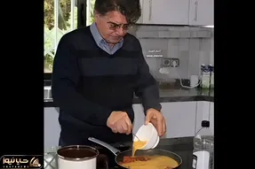 آواز ماندگار؛ محمدرضا شجریان موقع آشپزی چه دلنشین آهنگ زن بد رو با لهجه مشهدی میخونه