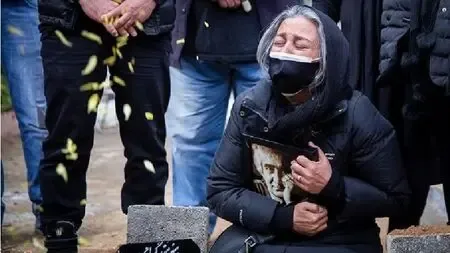 (عکس) ضجه های دردناک نسرین مرادی همسر دوم کامبوزیا پرتوی در بهشت زهرا