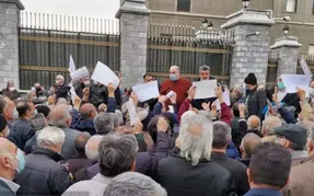 تجمع بازنشستگان کارگری مقابل مجلس/ هنوز دریافتی‌مان نصف خط فقر است!
