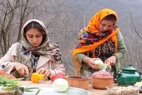 غذای خوش پخت دهاتی؛ دخترای خوش ذوق کباب لاپلو با طعم پسته و زعفران درست کردن شاهکار